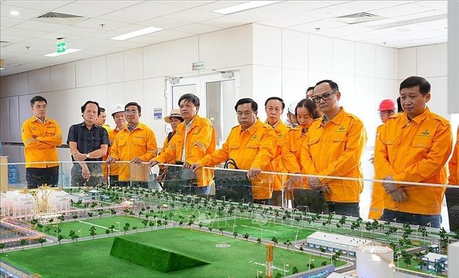 Phó Chủ nhiệm Ủy ban Khoa học, Công nghệ và Môi trường Tạ Đình Thi (người thứ 4 từ trái sang) cùng đoàn công tác đến khảo sát tại Cụm công nghiệp Khí – Điện – Đạm Cà Mau, xã Khánh An, tỉnh Cà Mau. Ảnh: TTXVN phát