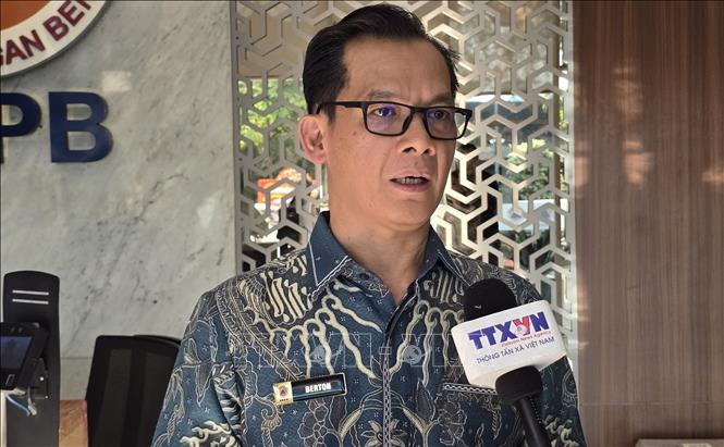 Ông Berton Panjaitan trả lời phỏng vấn Thông tấn xã Việt Nam. Ảnh: Lê Minh Hưởng - Pv TTXVN tại Indonesia