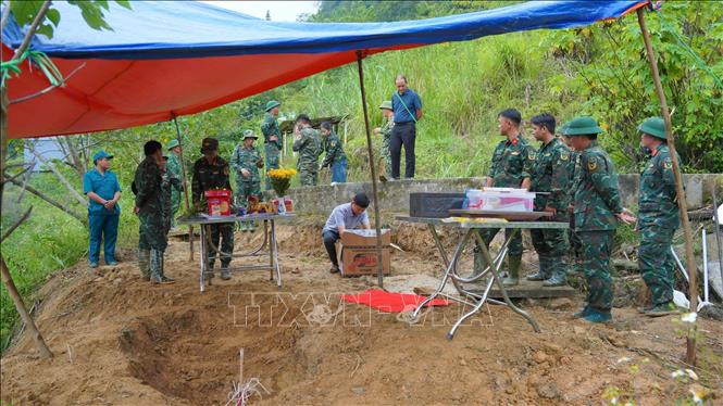 Cán bộ, nhân viên Đội Tìm kiếm, quy tập hài cốt liệt sĩ (lâm thời), Bộ Chỉ huy Quân sự tỉnh Lào Cai tìm kiếm hài cốt liệt sĩ tại thôn Nậm Pản, xã Mường Khương. Ảnh: TTXVN phát
