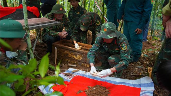 Cán bộ, nhân viên Đội Tìm kiếm, quy tập hài cốt liệt sĩ (lâm thời), Bộ Chỉ huy Quân sự tỉnh Lào Cai tìm kiếm hài cốt liệt sĩ tại thôn Nậm Pản, xã Mường Khương. Ảnh: TTXVN phát