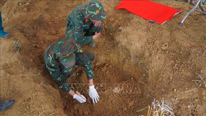 Cán bộ, nhân viên Đội Tìm kiếm, quy tập hài cốt liệt sĩ (lâm thời), Bộ Chỉ huy Quân sự tỉnh Lào Cai tìm kiếm hài cốt liệt sĩ tại thôn Nậm Pản, xã Mường Khương. Ảnh: TTXVN phát