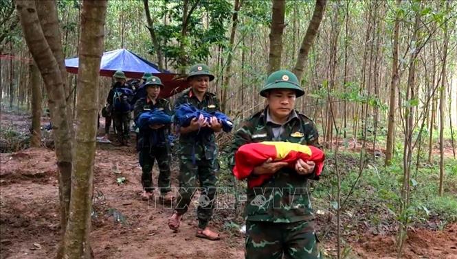 Từ đầu tháng 9 đến nay, tại khu vực rừng tràm thuộc bản Bãi Dinh, xã Dân Hóa (tỉnh Quảng Trị), lực lượng chức năng đã tìm thấy, cất bốc 8 hài cốt liệt sĩ. Ảnh: Võ Dung - TTXVN