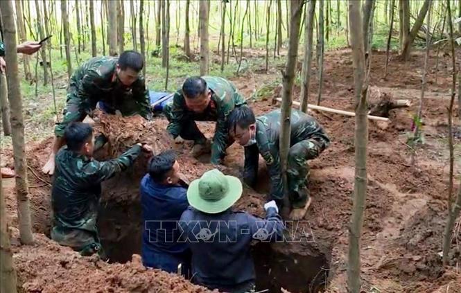 Đội Tìm kiếm, quy tập hài cốt liệt sĩ số 1 (Bộ Chỉ huy Quân sự tỉnh Quảng Trị) đã tìm kiếm, quy tập thêm 4 hài cốt liệt sĩ cùng nhiều di vật. Ảnh: Võ Dung - TTXVN