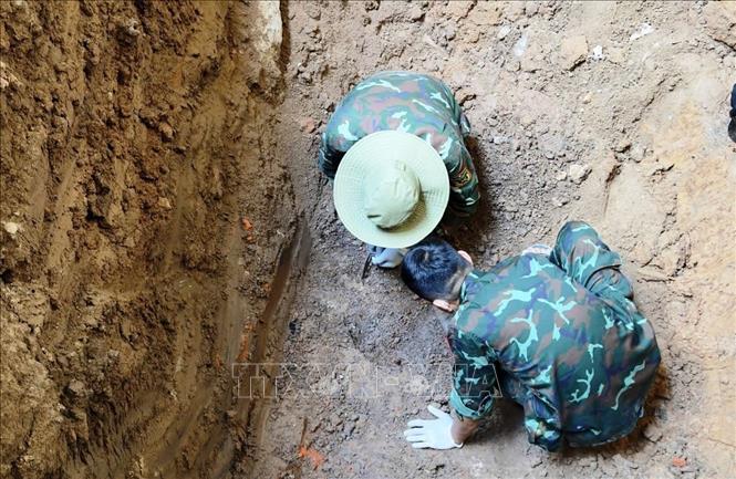 Đội Tìm kiếm, quy tập hài cốt liệt sĩ số 2 (Bộ Chỉ huy Quân sự tỉnh Quảng Trị) phát hiện thêm một hài cốt cùng nhiều di vật ở khu phố Thành Cổ, phường Quảng Trị. Ảnh: TTXVN phát