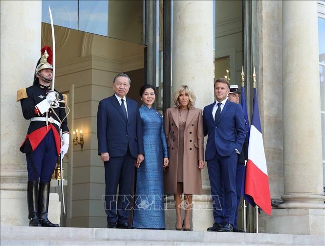 Tổng thống Pháp Emmanuel Macron và Phu nhân đón Tổng Bí thư, Chủ tịch nước Tô Lâm và Phu nhân. Ảnh: Thống Nhất – TTXVN