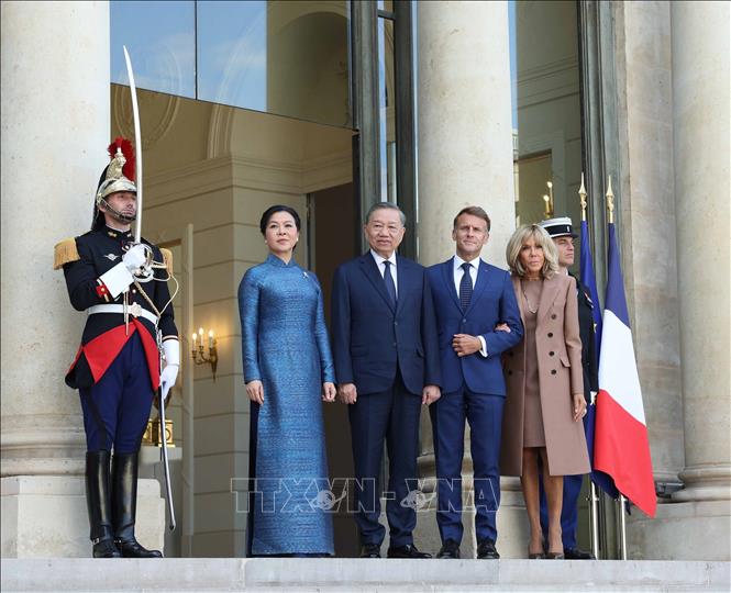 Tổng thống Pháp Emmanuel Macron và Phu nhân đón Tổng Bí thư, Chủ tịch nước Tô Lâm và Phu nhân. Ảnh: Thống Nhất – TTXVN