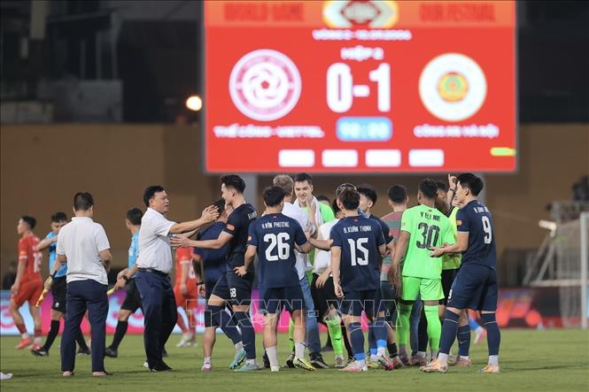Kết thúc trận đấu, CLB CAHN giành chiến thắng với tỷ số 1-0. Ảnh: Minh Quyết - TTXVN
