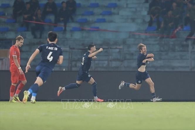 Phút bù giờ 90+3, cầu thủ Stefan Mauk (số 6) ghi bàn thắng giúp CAHN có 3 điểm trước Thể công Viettel. Ảnh: Minh Quyết - TTXVN
