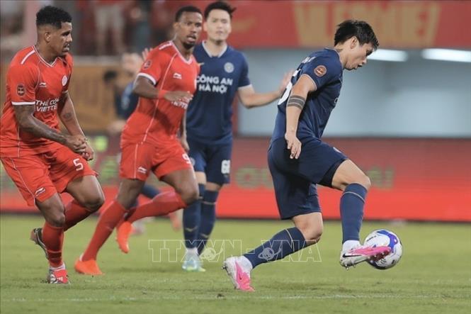 Văn Hậu thi đấu năng nổ bên cánh trái của CLB CAHN. Ảnh: Minh Quyết - TTXVN
