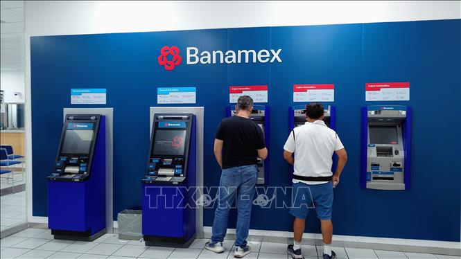 Người dân sử dụng cây rút tiền (ATM) trong ngân hàng Banamex, thủ đô Mexico City. Tại Mexico, người dân và doanh nghiệp có thể thực hiện nộp thuế bằng giao dịch gửi tiền thông qua ATM. Ảnh: Phi Hùng - PV TTXVN tại Mexico