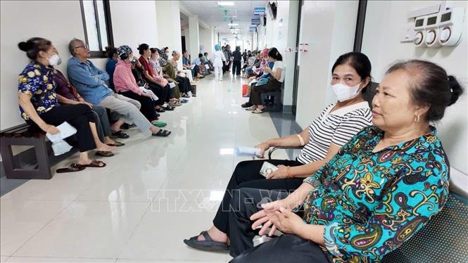 Người bệnh chờ khám tại Trung tâm y tế  Yên Lạc, tỉnh Phú Thọ, trong không khí trong lành.Ảnh: Nguyễn Thảo - TTXVN