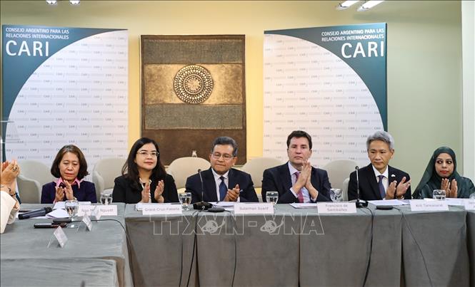 Đại diện 5 nước ASEAN và đại diện ICAV tham dự tọa đàm. Ảnh: Thanh Tùng - PV TTXVN tại Argentina