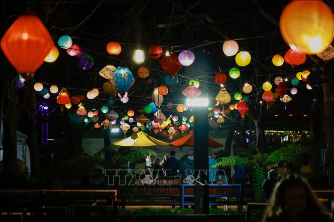 Lễ hội Trăng rằm Canberra, diễn ra vào đầu tháng 9/2026, là sự kiện văn hóa đa sắc màu tại thủ đô của Australia. Lễ hội nổi bật với các màn biểu diễn nghệ thuật, làm đèn lồng và bánh trung thu, các hoạt động trải nghiệm văn hóa và những gian hàng ẩm thực đa dạng. Ảnh: THX/TTXVN phát