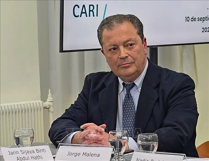 Ông Jorge Manela, Giám đốc Ủy ban các vấn đề châu Á của CARI, nhận định khu vực Ấn Độ Dương - Thái Bình Dương ngày càng giữ vị trí trung tâm trong các vấn đề quốc tế đương đại, là nơi tập trung những nền kinh tế năng động, các tuyến thương mại huyết mạch và phần lớn hoạt động giao thương, đổi mới sáng tạo cũng như tăng trưởng dân số toàn cầu. Ảnh: Thanh Tùng - PV TTXVN tại Argentina