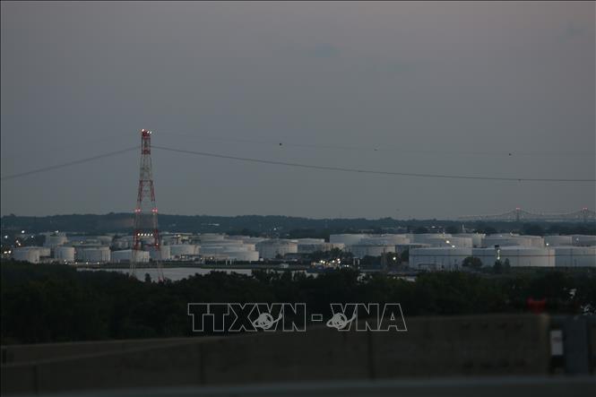 Bể chứa dầu tại cảng New York và New Jersey, Mỹ. Ảnh: THX/TTXVN phát