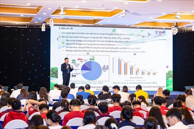 TS. Lê Duy Dũng, Giám đốc Chương trình Cử nhân Khoa học dữ liệu/Thạc sĩ Trí tuệ nhân tạo, Đại học VinUni, trình bày các nghiên cứu về ô nhiễm không khí và giải pháp cải thiện chất lượng môi trường tại Tọa đàm “Bầu trời xanh, ngày 9/9/2026 tại Hà Nội. Ảnh: Trung Nguyên - TTXVN