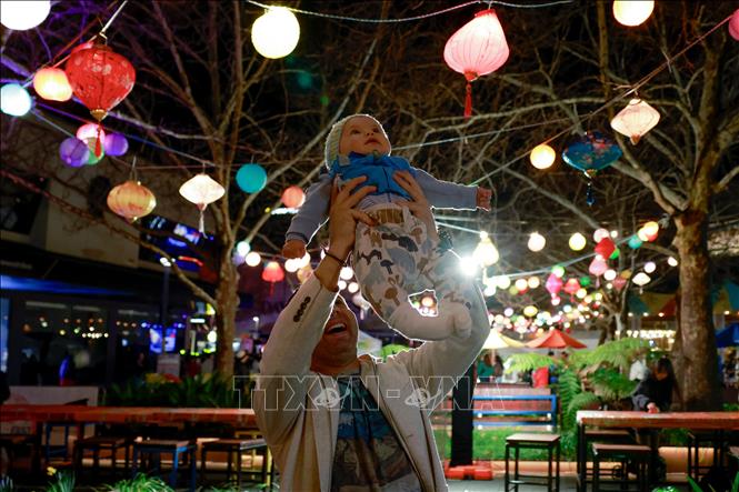 Lễ hội Trăng rằm Canberra, diễn ra vào đầu tháng 9/2026, là sự kiện văn hóa đa sắc màu tại thủ đô của Australia. Lễ hội nổi bật với các màn biểu diễn nghệ thuật, làm đèn lồng và bánh trung thu, các hoạt động trải nghiệm văn hóa và những gian hàng ẩm thực đa dạng. Ảnh: THX/TTXVN phát