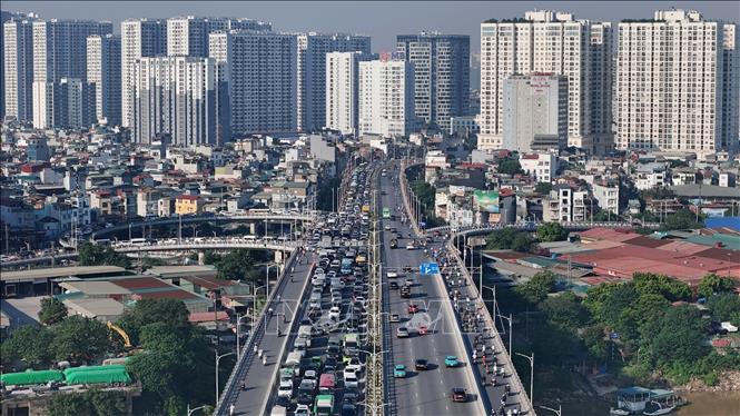 Mật độ phương tiện lớn tạo áp lực lên hạ tầng giao thông và môi trường của Hà Nội. Ảnh: Trung Nguyên - TTXVN