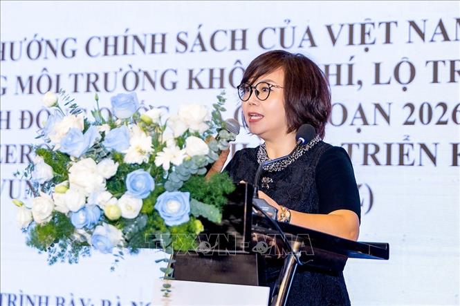 Bà Nguyễn Hoàng Ánh, Phó Trưởng phòng Quản lý chất lượng môi trường, Cục Môi trường, Bộ Nông nghiệp và Môi trường, thông tin về thực trạng, nguồn phát sinh và định hướng quản lý chất lượng không khí. Ảnh: Trung Nguyên - TTXVN