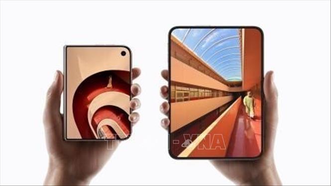 Ngày 9/9/2026, Tập đoàn Apple giới thiệu iPhone Duo - mẫu điện thoại gập đầu tiên của hãng. iPhone Duo có thiết kế dạng quyển sách, với màn hình ngoài 5,4 inch khi gập và màn hình trong 7,6 inch khi mở, tương đương kích thước một quyển hộ chiếu. Ảnh: Kyodo/TTXVN phát