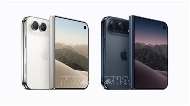 Ngày 9/9/2026, Tập đoàn Apple giới thiệu iPhone Duo - mẫu điện thoại gập đầu tiên của hãng. iPhone Duo có thiết kế dạng quyển sách, với màn hình ngoài 5,4 inch khi gập và màn hình trong 7,6 inch khi mở, tương đương kích thước một quyển hộ chiếu. Ảnh: Kyodo/TTXVN phát
