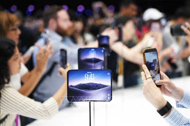 Ngày 9/9/2026, Tập đoàn Apple giới thiệu iPhone Duo - mẫu điện thoại gập đầu tiên của hãng. iPhone Duo có thiết kế dạng quyển sách, với màn hình ngoài 5,4 inch khi gập và màn hình trong 7,6 inch khi mở, tương đương kích thước một quyển hộ chiếu. Ảnh: THX/TTXVN phát