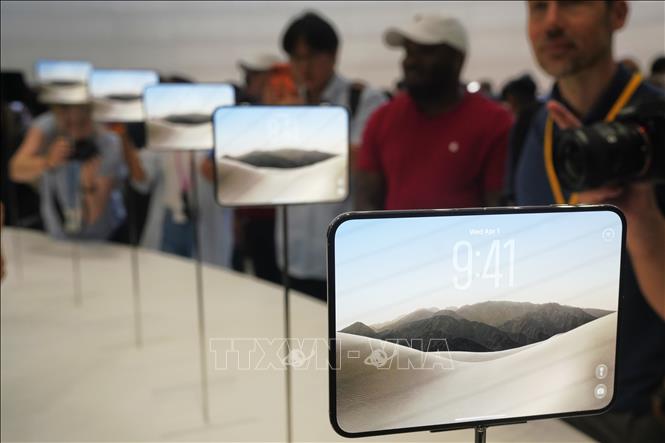 Ngày 9/9/2026, Tập đoàn Apple giới thiệu iPhone Duo - mẫu điện thoại gập đầu tiên của hãng. iPhone Duo có thiết kế dạng quyển sách, với màn hình ngoài 5,4 inch khi gập và màn hình trong 7,6 inch khi mở, tương đương kích thước một quyển hộ chiếu. Ảnh: THX/TTXVN phát