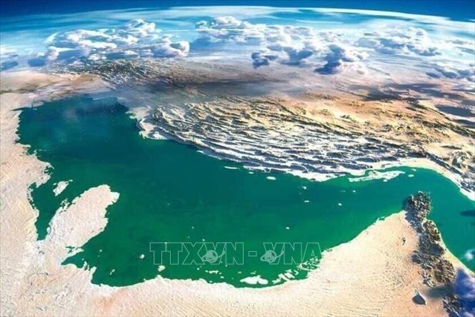 Ngày 7/9/2026, Iran cảnh báo sẽ thiết lập “vùng loại trừ hàng hải” trên toàn Vịnh Péc-xích nếu Mỹ tiếp tục áp dụng các biện pháp mà Tehran cho là “chiến tranh kinh tế”. Iran đồng thời tuyên bố đã điều chỉnh căn bản phương án tác chiến đối với các tàu chiến và căn cứ quân sự của Mỹ trong khu vực. Trong ảnh: Quang cảnh Vịnh Péc-xích. Ảnh: IRNA/TTXVN phát