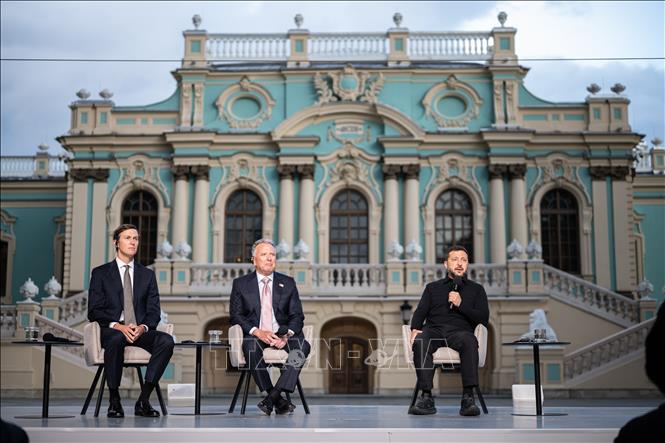 Tổng thống Ukraine Volodymyr Zelensky ngày 6/9/2026 đánh giá cuộc gặp với hai đặc phái viên Mỹ Steve Witkoff và Jared Kushner là “rất thực chất”, trong đó hai bên thảo luận khả năng nối lại đàm phán nhằm chấm dứt xung đột Nga - Ukraine, các đảm bảo an ninh và kinh tế cho Kiev, cũng như gói hỗ trợ trong mùa Đông. Ảnh: AA/TTXVN phát