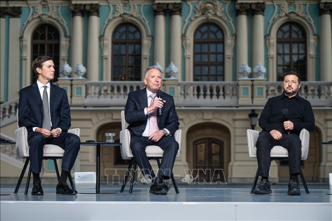 Tổng thống Ukraine Volodymyr Zelensky ngày 6/9/2026 đánh giá cuộc gặp với hai đặc phái viên Mỹ Steve Witkoff và Jared Kushner là “rất thực chất”, trong đó hai bên thảo luận khả năng nối lại đàm phán nhằm chấm dứt xung đột Nga - Ukraine, các đảm bảo an ninh và kinh tế cho Kiev, cũng như gói hỗ trợ trong mùa Đông. Ảnh: AA/TTXVN phát