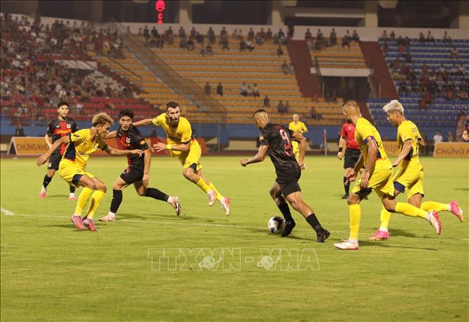 Một pha tấn công của Ninh Bình FC. Ảnh: Đức Phương – TTXVN