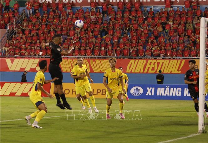 Pha bật cao đánh đầu mở tỷ số của cầu thủ Ninh Bình FC. Ảnh: Đức Phương – TTXVN