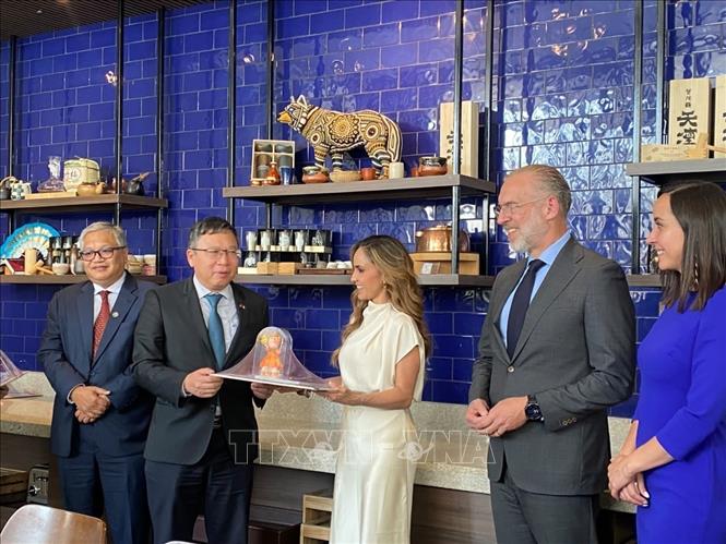 Bà Erika Patricia González Maciel, điều phối viên Quan hệ Quốc tế chính quyền bang Querétaro tặng quà lưu niệm cho Đại sứ Nguyễn Văn Hải. Ảnh: TTXVN phát 