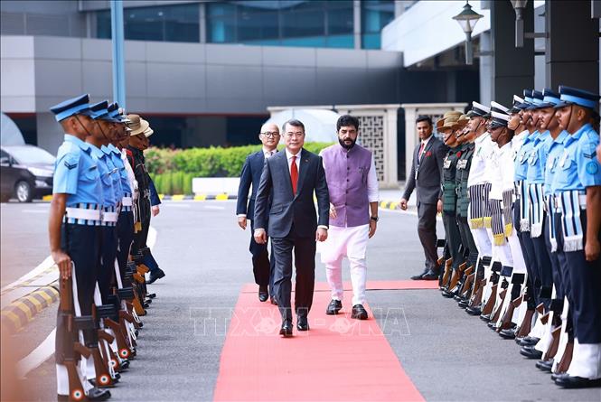 Lễ đón Thủ tướng Lê Minh Hưng tại sân bay quốc tế Indira Gandhi, thủ đô New Delhi. Ảnh: Dương Giang – TTXVN 