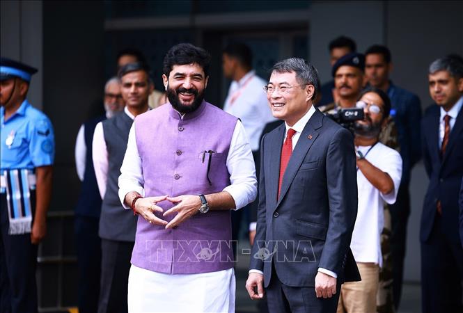Quan chức cấp cao Ấn Độ đón Thủ tướng Lê Minh Hưng tại sân bay quốc tế Indira Gandhi, thủ đô New Delhi. Ảnh: Dương Giang – TTXVN