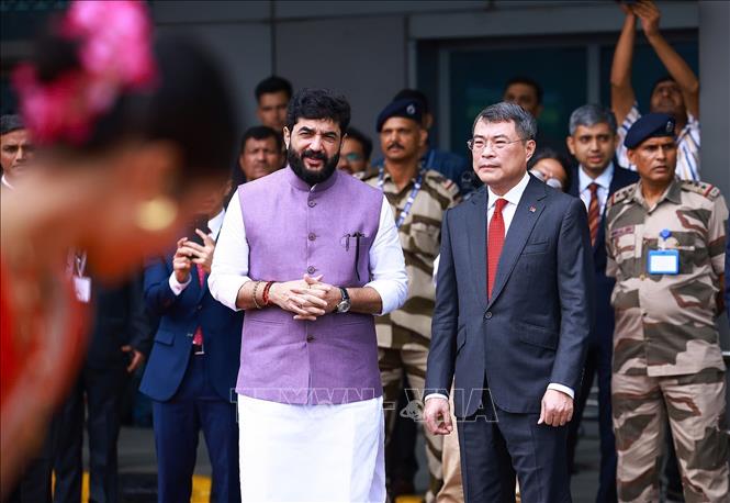 Quan chức cấp cao Ấn Độ đón Thủ tướng Lê Minh Hưng tại sân bay quốc tế Indira Gandhi, thủ đô New Delhi. Ảnh: Dương Giang – TTXVN