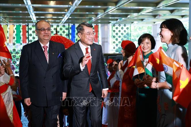 Cán bộ, nhân viên Đại sứ quán Việt Nam tại Ấn Độ chào đón Thủ tướng Lê Minh Hưng tham dự Hội nghị thượng đỉnh BRICS và làm việc song phương tại Ấn Độ. Ảnh: Dương Giang – TTXVN