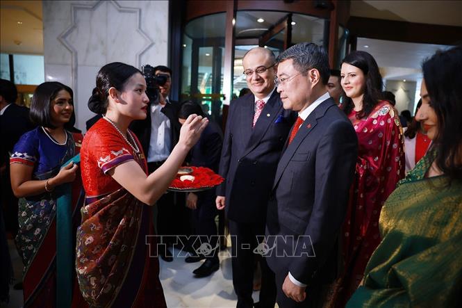Lễ đón Thủ tướng Lê Minh Hưng đến thủ đô New Delhi tham dự Hội nghị thượng đỉnh BRICS theo nghi thức truyền thống của Ấn Độ. Ảnh: Dương Giang – TTXVN