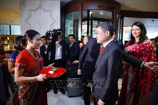 Lễ đón Thủ tướng Lê Minh Hưng đến thủ đô New Delhi tham dự Hội nghị thượng đỉnh BRICS theo nghi thức truyền thống của Ấn Độ. Ảnh: Dương Giang – TTXVN