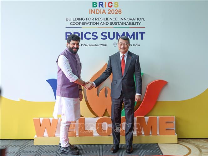 Quan chức cấp cao Ấn Độ đón Thủ tướng Lê Minh Hưng tại sân bay quốc tế Indira Gandhi, thủ đô New Delhi. Ảnh: Dương Giang – TTXVN