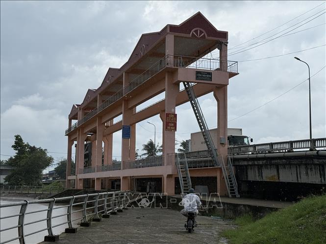 Các khu vực bên ngoài cống Bảo Định có nguy cơ ngập sâu khi triều cường dâng cao. Ảnh: Công Trí-TTXVN