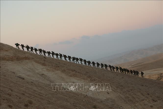 (Tư liệu) Binh sĩ thuộc Lực lượng Phòng vệ Israel (IDF) hành quân tại Masada, Israel. Ảnh: THX/TTXVN phát