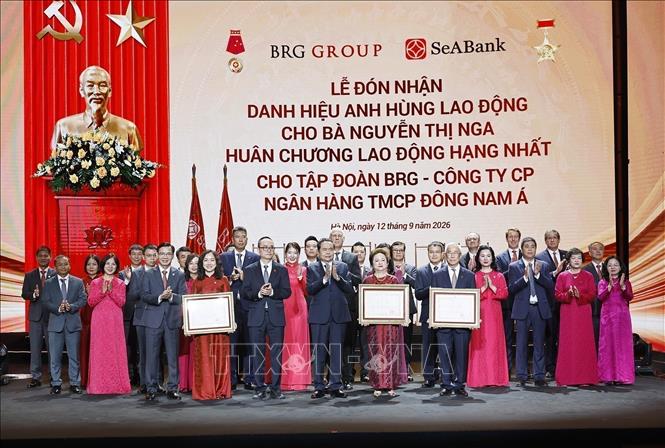 NA President Tran Thanh Man presents the Labour Hero title to BRG Group Chairwoman and Standing Vice Chairwoman of SeABank’s Board of Directors Nguyen Thi Nga and the First-Class Labour Order to BRG Group and SeABank. VNA Photo: Doãn Tấn