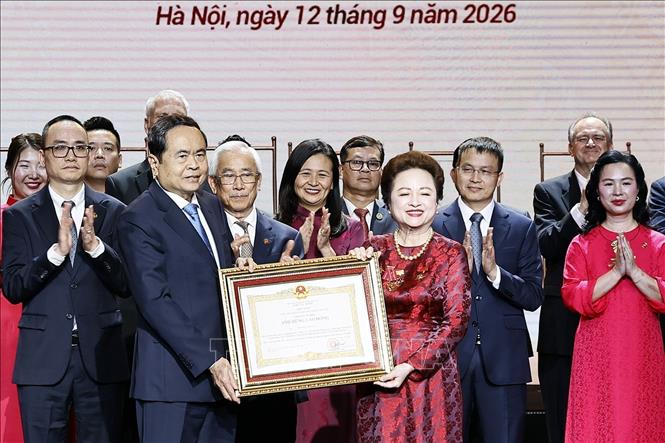 NA President Tran Thanh Man presents the Labour Hero title to BRG Group Chairwoman and Standing Vice Chairwoman of SeABank’s Board of Directors Nguyen Thi Nga. VNA Photo: Doãn Tấn