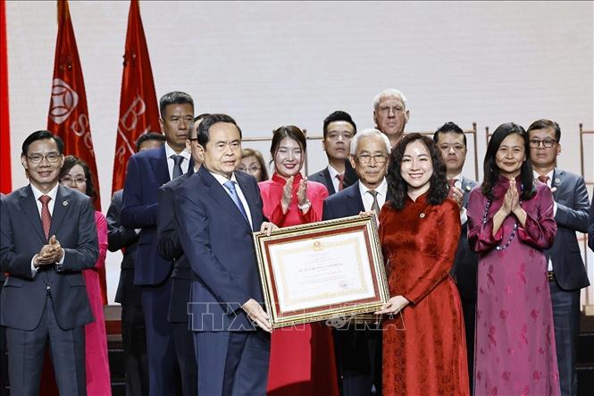 NA President Tran Thanh Man presents the First-Class Labour Order to SeABank. VNA Photo: Doãn Tấn