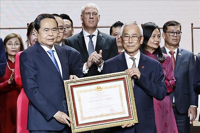 NA President Tran Thanh Man presents the First-Class Labour Order to BRG Group. VNA Photo: Doãn Tấn