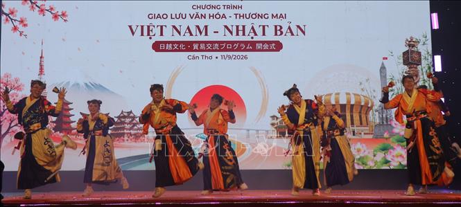 Nhảy Yosakoi, một điệu nhảy bắt nguồn từ Nhật Bản, được trình diễn phổ biến ở các lễ hội và sự kiện văn hóa. Lễ hội Yosakoi được tổ chức lần đầu tiên vào năm 1954 ở tỉnh Kochi. Ảnh: Nguyễn Hằng - TTXVN