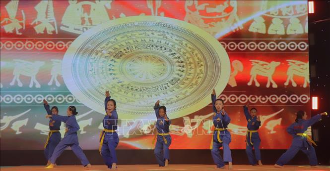 Tiết mục “Vovinam - Tinh hoa võ đạo” do Đội tuyển Vovinam Cần Thơ trình diễn. Ảnh: Nguyễn Hằng - TTXVN