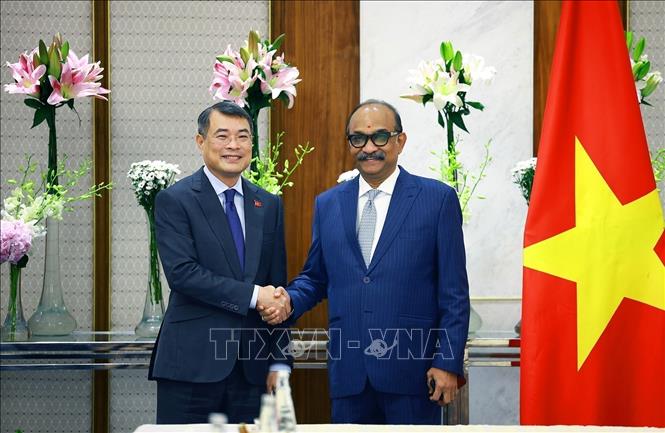 Prime Minister Le Minh Hung receives GMR Chairman Grandhi Mallikarjuna Rao. VNA Photo: Dương Giang