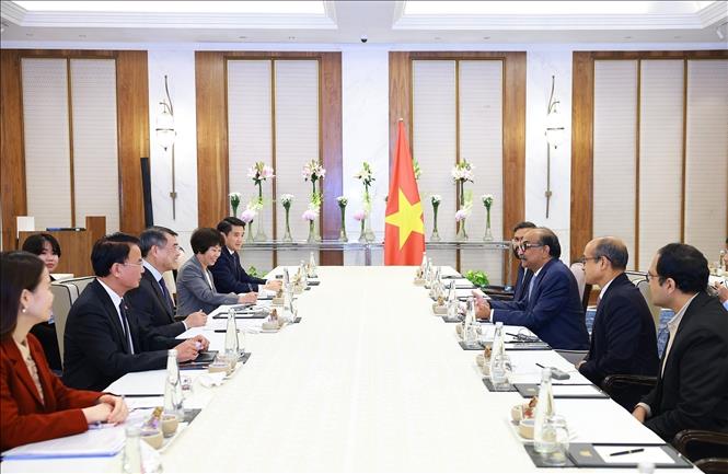 Prime Minister Le Minh Hung receives GMR Chairman Grandhi Mallikarjuna Rao. VNA Photo: Dương Giang